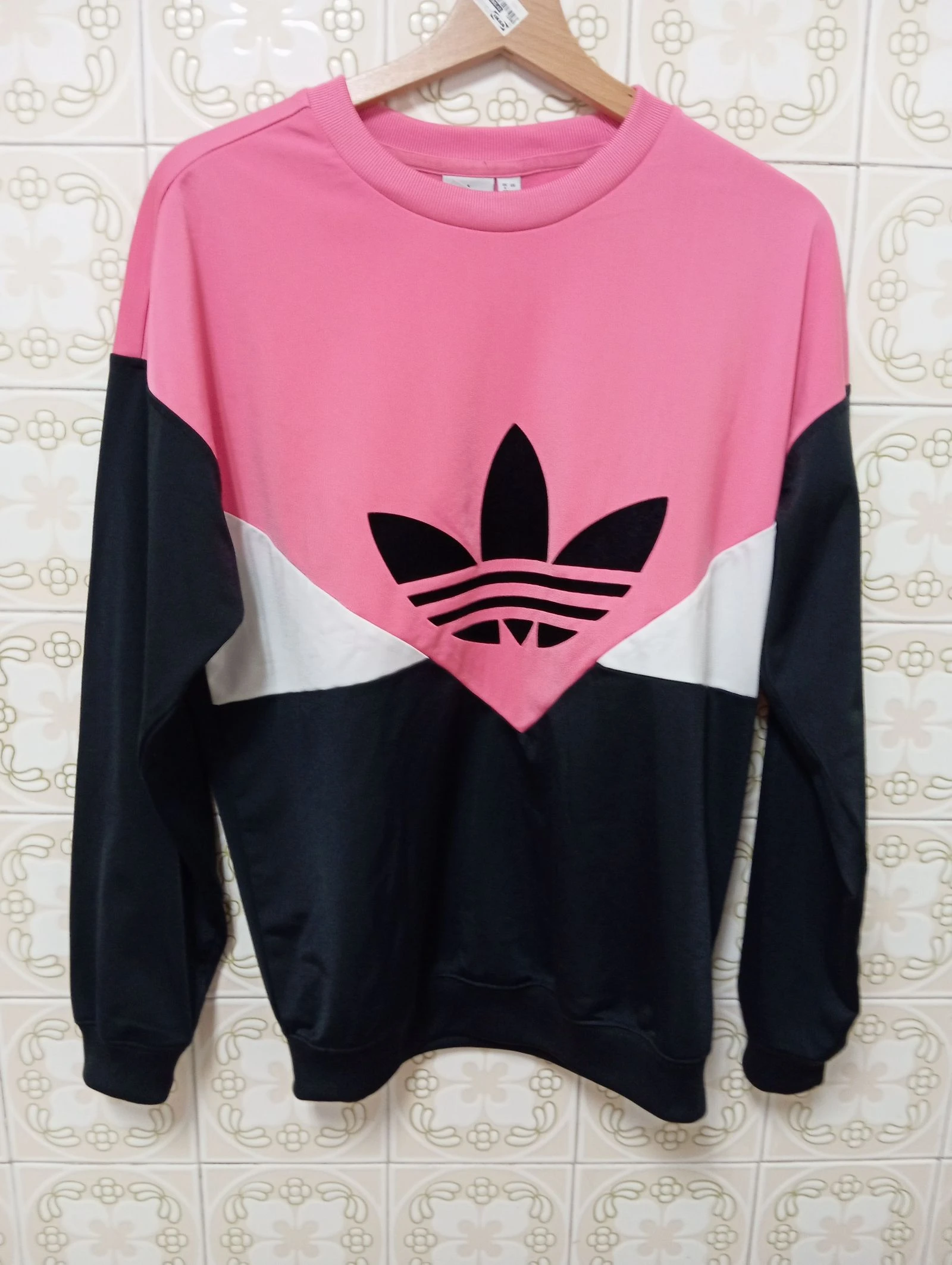Sudadera Adidas tricolor rosa, negro y blanco con gran Trifolio